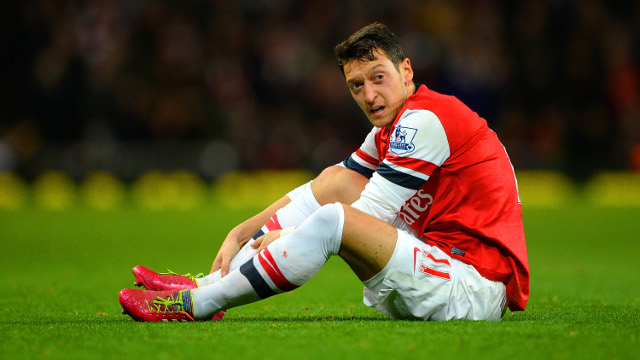 Mesut-Ozil-of-Arsenl-injured