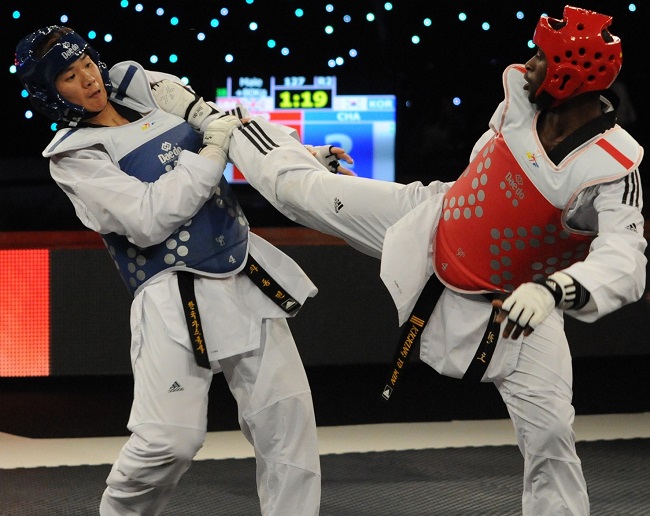 Cho (right) competes in the heavyweight division.