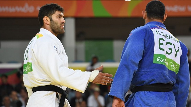 Egyptian judoka Islam El Shehaby (right) refuses a post-match handshake with Israel's Or Sasson.